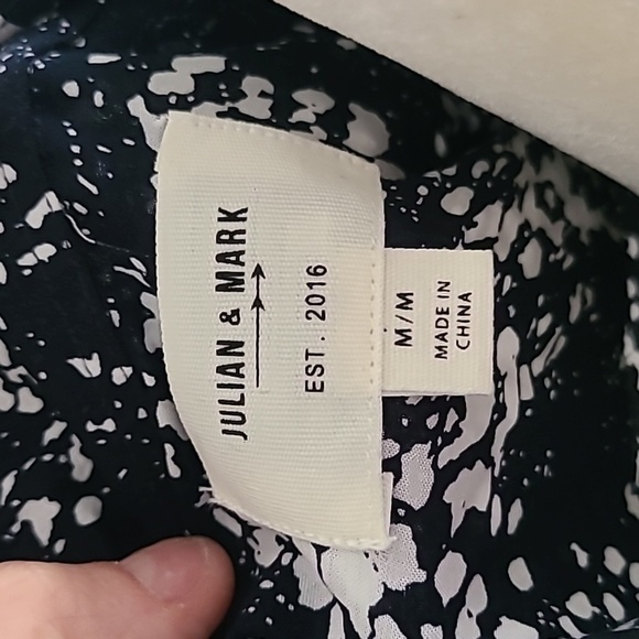 ⭐️ Julian & mark tropical splatter light weight breathable shirt NWT - Picture 3 of 6